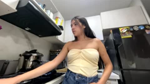 Snapshot of ava_broown chatting on April 27, 1:47 am online show from April 27, 1:47 am