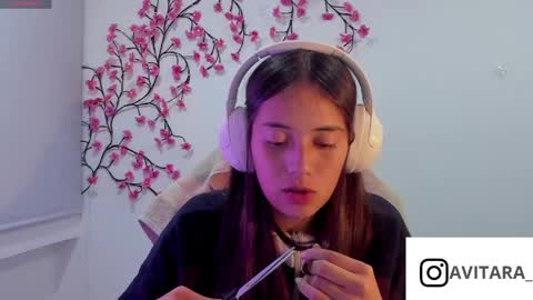 Snapshot of ava_broown chatting on May 13, 1:36 am online show from May 13, 1:36 am