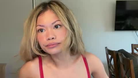 Snapshot of ava_petite_ chatting on April 10, 6:01 pm Little Ava online show from April 10, 6:01 pm