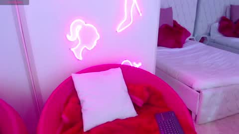 Snapshot of ava_williams_ chatting on February 4, 3:47 pm AVA online show from February 4, 3:47 pm