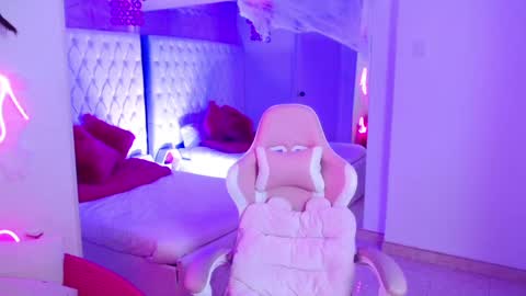 Snapshot of ava_williams_ chatting on October 4, 3:15 am AVA online show from October 4, 3:15 am