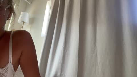 Snapshot of avaamonroe chatting on October 22, 8:52 pm Ava Monroe online show from October 22, 8:52 pm