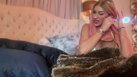 AvalonnFoxx online show from December 18, 3:33 pm