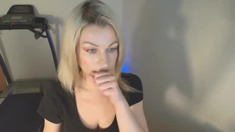 Snapshot of avaluxe_ chatting on February 13, 5:42 pm Eira online show from February 13, 5:42 pm