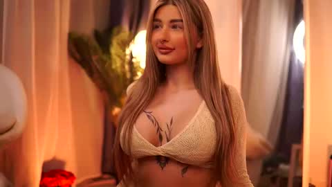 Snapshot of avashay chatting on March 10, 11:38 pm Carina online show from March 10, 11:38 pm