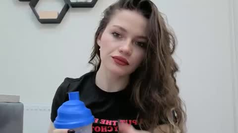 Snapshot of avelinehowo_uwu chatting on March 24, 5:51 pm Aveline online show from March 24, 5:51 pm