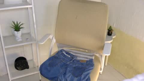 Snapshot of averageuncut1 chatting on October 1, 5:24 am Rhian online show from October 1, 5:24 am