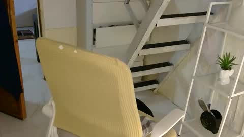 Snapshot of averageuncut1 chatting on October 5, 1:59 am Rhian online show from October 5, 1:59 am