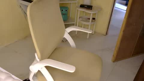 Snapshot of averageuncut1 chatting on October 14, 3:40 am Rhian online show from October 14, 3:40 am