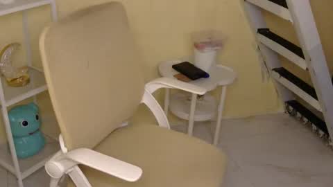 Snapshot of averageuncut1 chatting on October 18, 4:04 am Rhian online show from October 18, 4:04 am