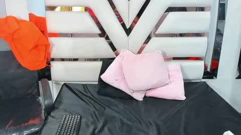 avi_thomsonn_ online show from June 14, 2:24 am