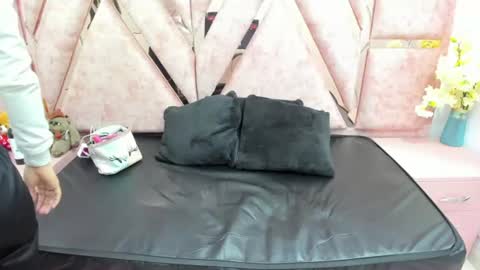 avi_thomsonn_ online show from July 17, 2:29 am
