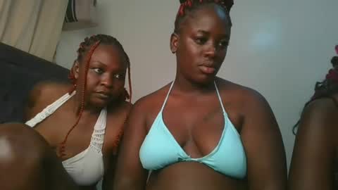 Snapshot of avian_babe1 chatting on June 14, 12:19 am avian_babe1 online show from June 14, 12:19 am