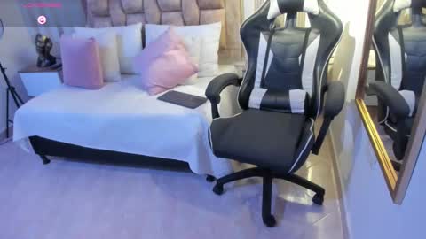 Snapshot of avis_lara chatting on January 15, 1:56 am AVIS online show from January 15, 1:56 am