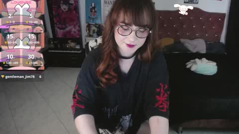 Snapshot of avril2809 chatting on December 19, 12:34 am Abril online show from December 19, 12:34 am