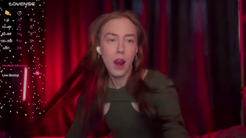 avril_pearly_ online show from February 4, 11:49 am