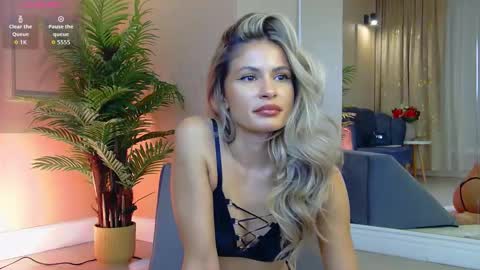 Snapshot of avrillcyrux chatting on October 17, 8:28 am AVRILL CYRUX online show from October 17, 8:28 am