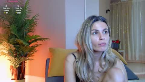 AVRILL CYRUX online show from January 14, 8:42 am