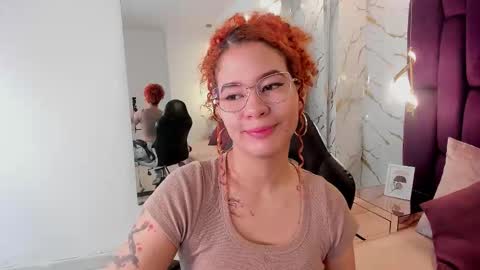 Snapshot of avrilwayne chatting on November 18, 11:47 am Avril online show from November 18, 11:47 am