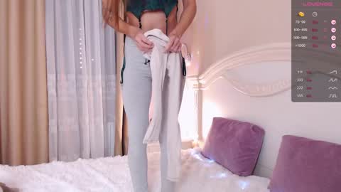 Snapshot of avrora_lew_ chatting on December 28, 1:50 am Avrora Inst online show from December 28, 1:50 am