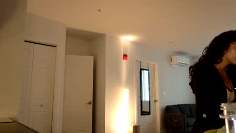 Snapshot of avvaiia chatting on February 18, 7:54 pm Avaia online show from February 18, 7:54 pm