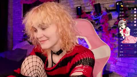 Snapshot of awawrin chatting on December 5, 9:00 pm Awi online show from December 5, 9:00 pm