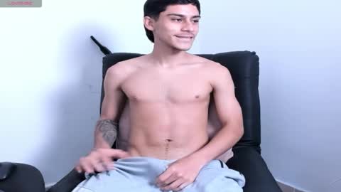 Snapshot of axel_davis_ chatting on November 24, 5:34 pm axel davis online show from November 24, 5:34 pm