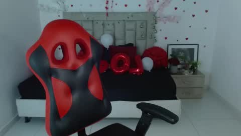 Snapshot of axel_fox7 chatting on February 14, 11:23 pm Axel online show from February 14, 11:23 pm