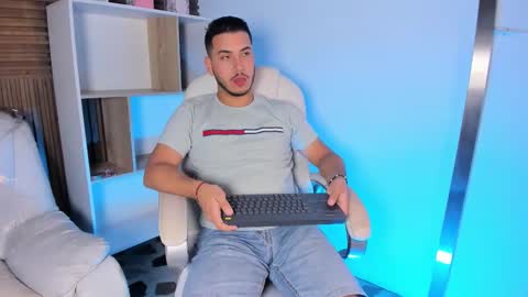 Snapshot of axel_grey_ chatting on September 23, 12:30 pm axel_grey_ online show from September 23, 12:30 pm