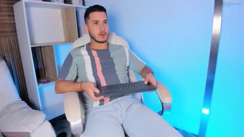 Snapshot of axel_grey_ chatting on September 25, 12:09 pm axel_grey_ online show from September 25, 12:09 pm