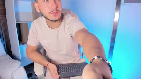 Snapshot of axel_grey_ chatting on September 26, 12:20 pm axel_grey_ online show from September 26, 12:20 pm