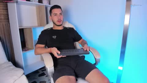 Snapshot of axel_grey_ chatting on September 29, 12:32 pm axel_grey_ online show from September 29, 12:32 pm