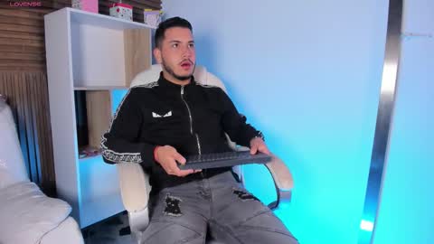 Snapshot of axel_grey_ chatting on September 30, 12:32 pm axel_grey_ online show from September 30, 12:32 pm