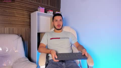 Snapshot of axel_grey_ chatting on October 1, 12:22 pm axel_grey_ online show from October 1, 12:22 pm