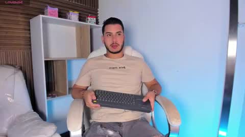 Snapshot of axel_grey_ chatting on October 4, 12:25 pm axel_grey_ online show from October 4, 12:25 pm