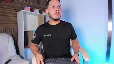 Snapshot of axel_grey_ chatting on October 6, 12:13 pm axel_grey_ online show from October 6, 12:13 pm