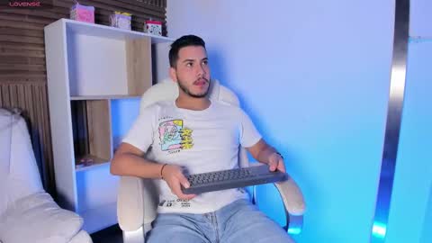 Snapshot of axel_grey_ chatting on October 7, 12:13 pm axel_grey_ online show from October 7, 12:13 pm