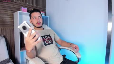 Snapshot of axel_grey_ chatting on October 9, 12:03 pm axel_grey_ online show from October 9, 12:03 pm