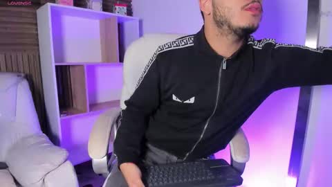 Snapshot of axel_grey_ chatting on October 10, 12:15 pm axel_grey_ online show from October 10, 12:15 pm