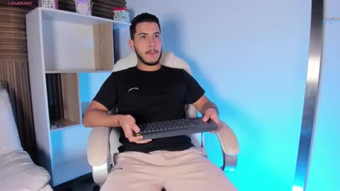 Snapshot of axel_grey_ chatting on October 12, 11:53 am axel_grey_ online show from October 12, 11:53 am