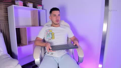Snapshot of axel_grey_ chatting on October 17, 12:19 pm axel_grey_ online show from October 17, 12:19 pm