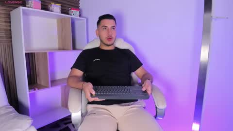 Snapshot of axel_grey_ chatting on October 18, 12:17 pm axel_grey_ online show from October 18, 12:17 pm