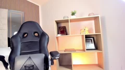 axel_grey_ online show from March 23, 12:42 pm