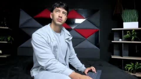 axel_hendrick online show from April 27, 11:30 am