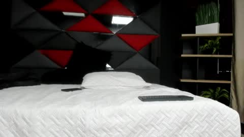 axel_hendrick online show from April 28, 2:00 pm