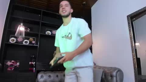 Snapshot of axel_tone chatting on March 17, 9:18 pm Axel online show from March 17, 9:18 pm