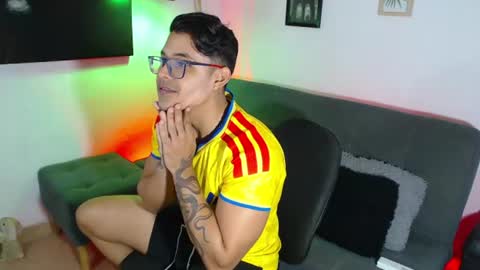 Snapshot of axell_dior chatting on July 4, 2:23 pm axell online show from July 4, 2:23 pm