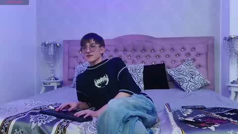 Snapshot of axell_stone chatting on June 2, 9:17 pm axell_stone online show from June 2, 9:17 pm