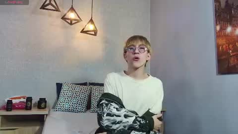 Snapshot of axell_stone chatting on June 9, 8:42 pm axell_stone online show from June 9, 8:42 pm