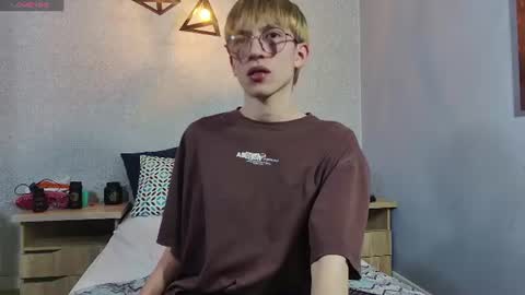 Snapshot of axell_stone chatting on June 10, 9:25 pm axell_stone online show from June 10, 9:25 pm